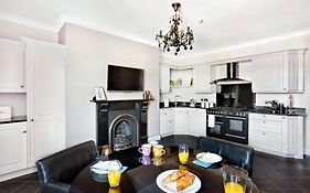 Central Harrogate Townhouse Apartment With Parking