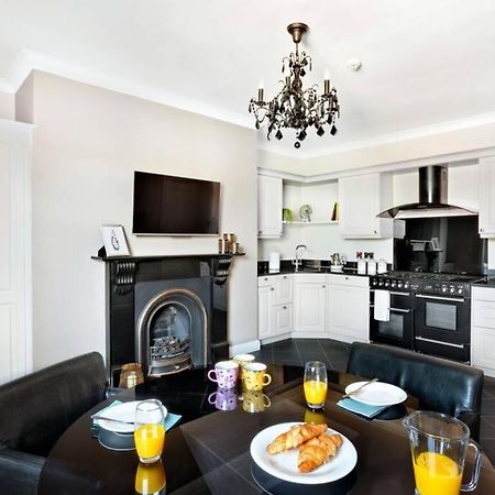 Central Harrogate Townhouse Apartment With Parking Exterior photo