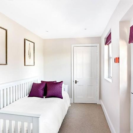 Central Harrogate Townhouse Apartment With Parking Exterior photo