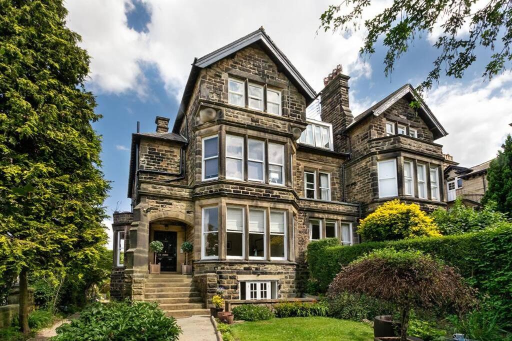 Central Harrogate Townhouse Apartment With Parking Exterior photo