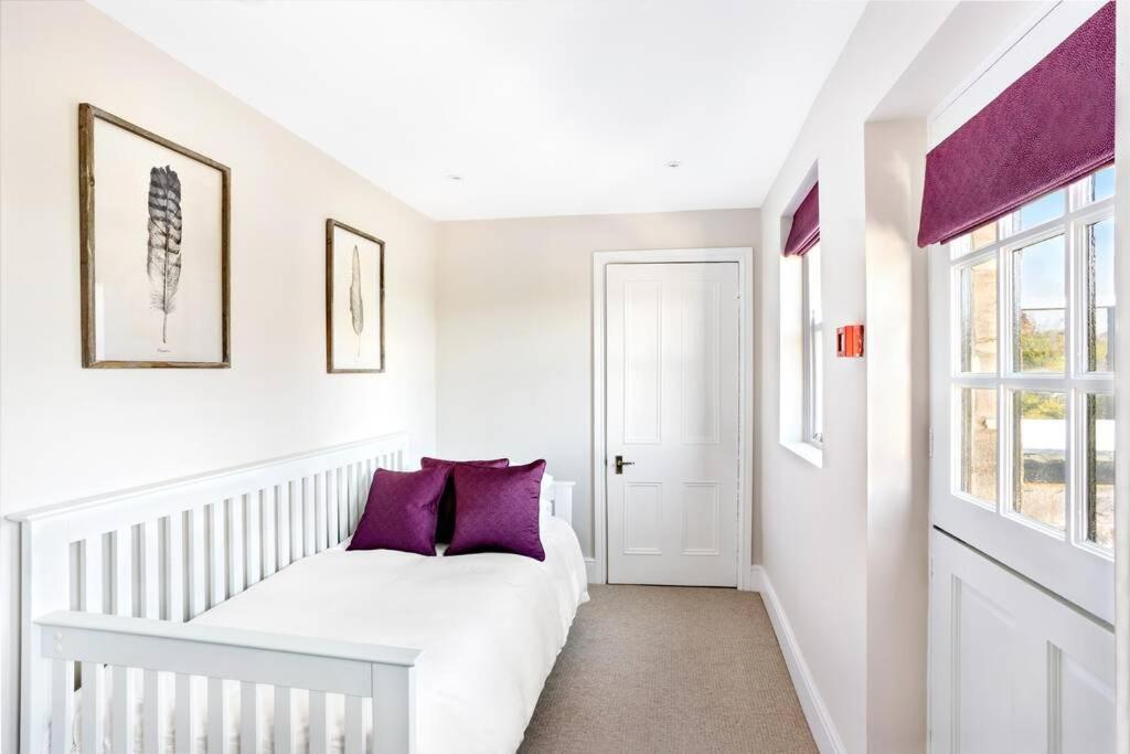 Central Harrogate Townhouse Apartment With Parking Exterior photo