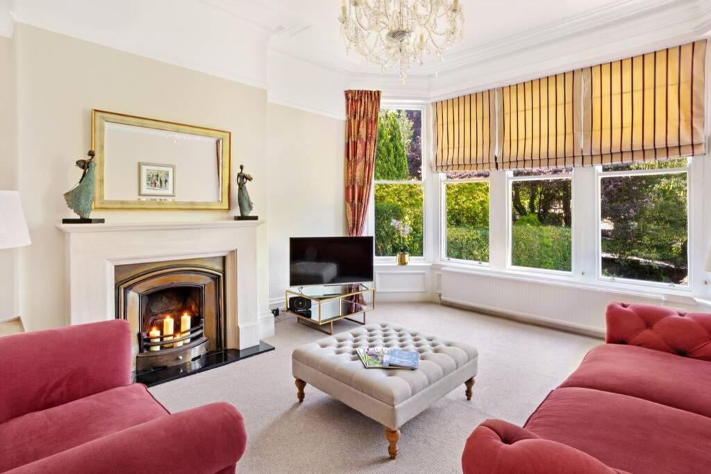Central Harrogate Townhouse Apartment With Parking Exterior photo