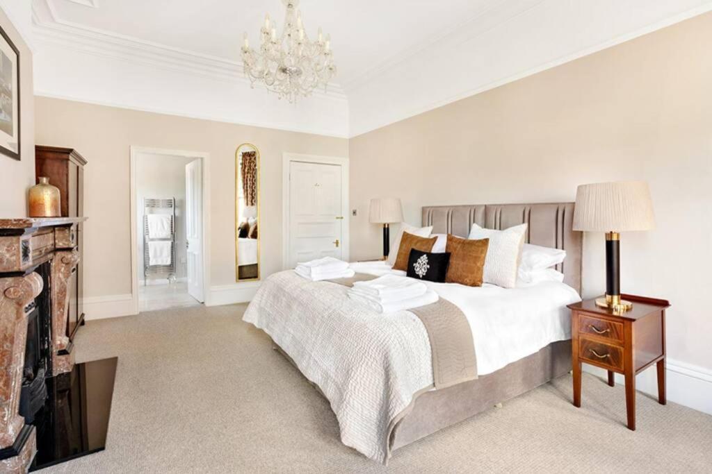 Central Harrogate Townhouse Apartment With Parking Exterior photo