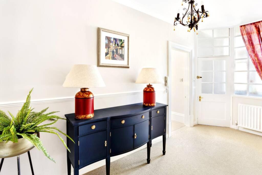 Central Harrogate Townhouse Apartment With Parking Exterior photo